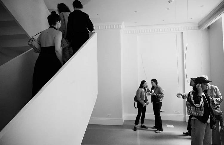 В Доме на Хлебном (Хлебный переулок, 19) галерея Geolina Art Gallery представляе